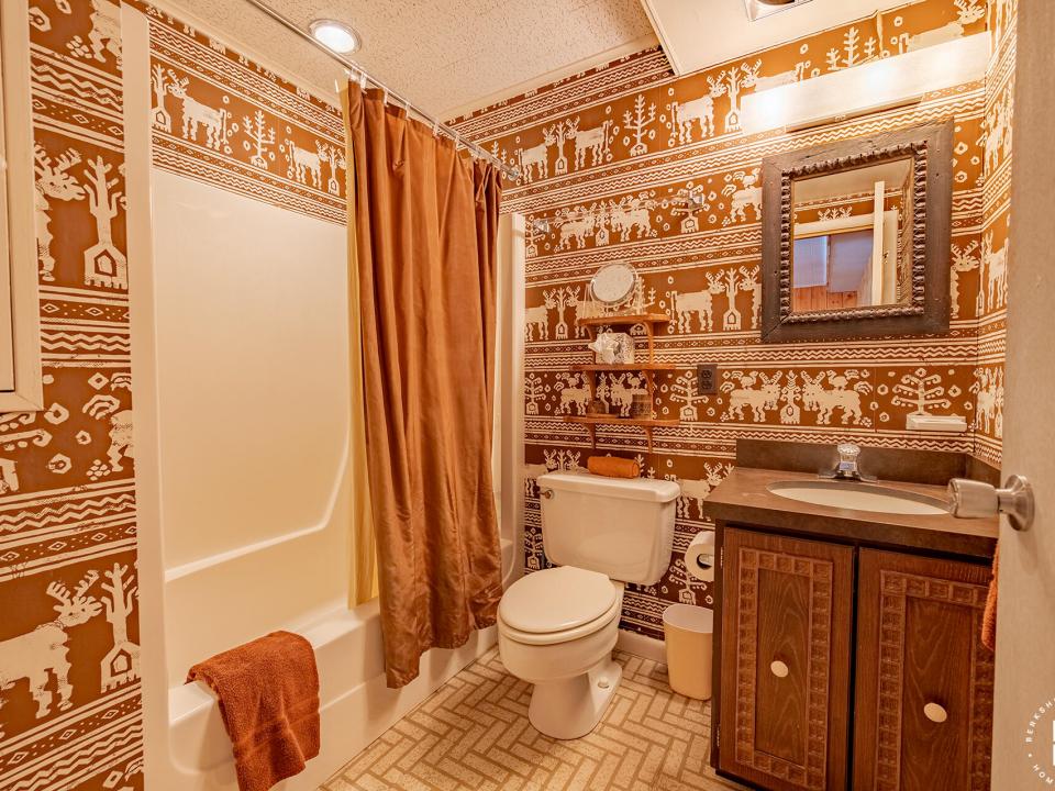 DearCrossingOnLakePlacid_Bathroom3