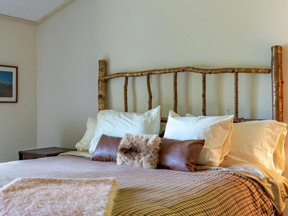 DearCrossingOnLakePlacid_Bedroom1_V
