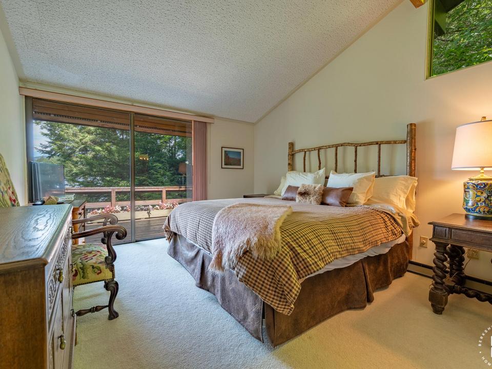 DearCrossingOnLakePlacid_Bedroom1