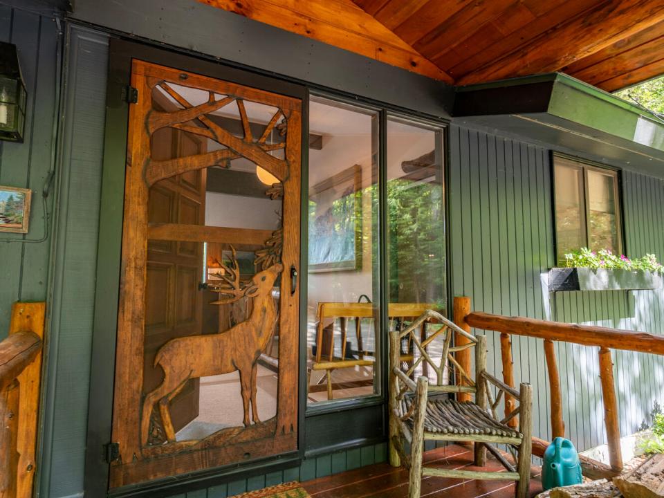 DearCrossingOnLakePlacid_Entry_Exterior