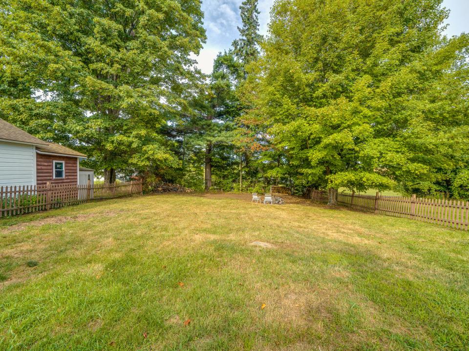 21 McLaughlin Ave-24