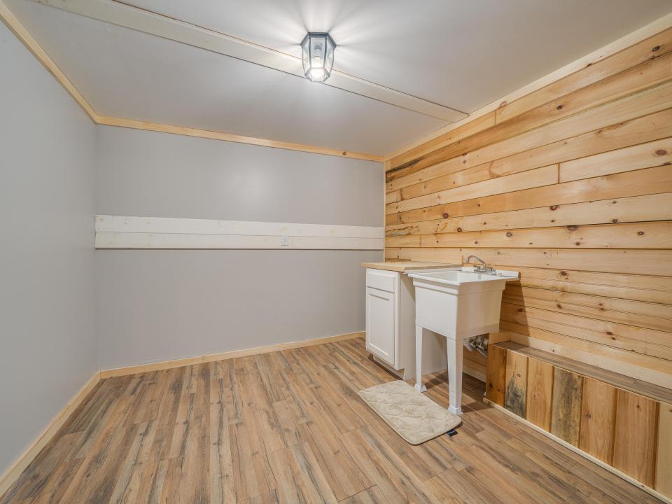 21 McLaughlin Ave-52