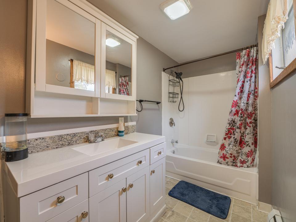 21 McLaughlin Ave-64