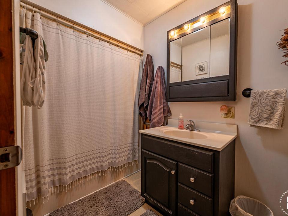 CozySaranacLakeHomeOnJenkins_Bathroom