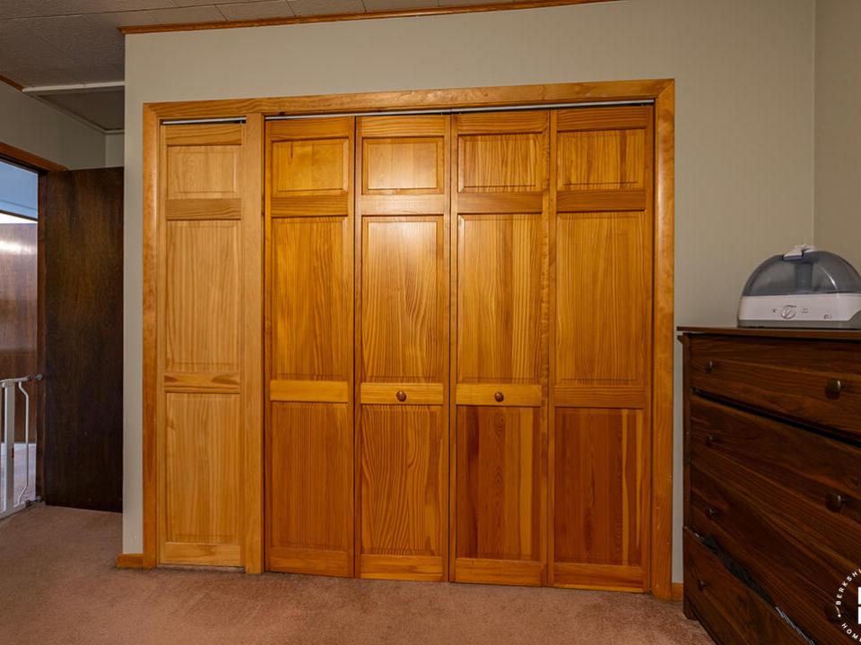 CozySaranacLakeHomeOnJenkins_Bedroom1_Cl