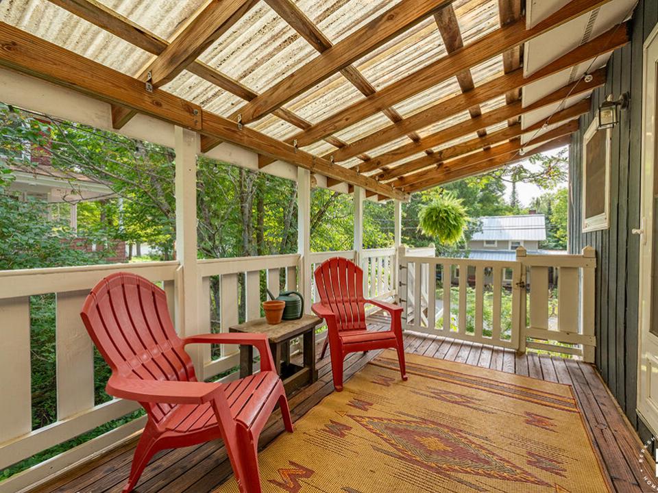 CozySaranacLakeHomeOnJenkins_CoveredPorc