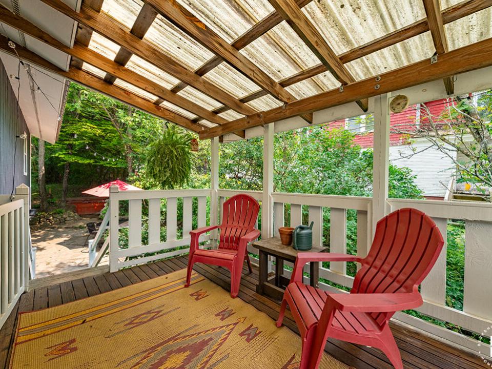 CozySaranacLakeHomeOnJenkins_CoveredPorc