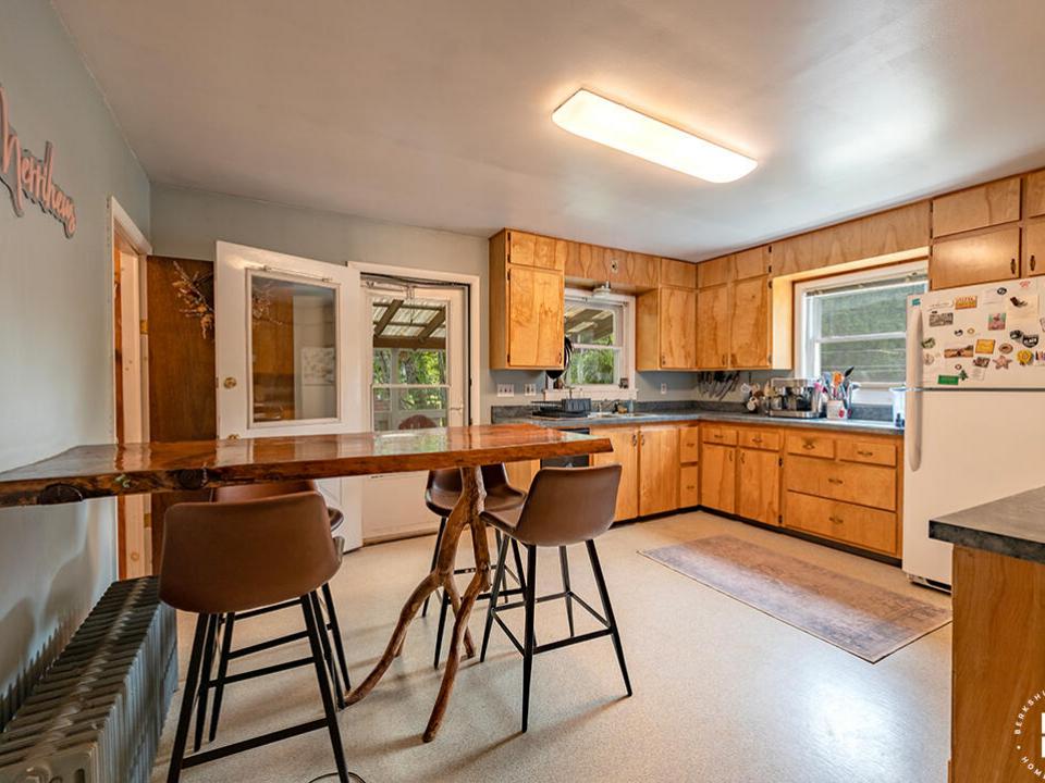 CozySaranacLakeHomeOnJenkins_DR_Kitchen