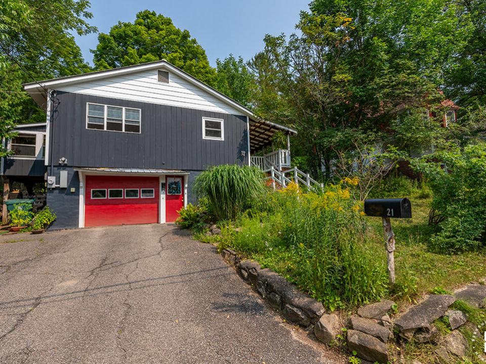 CozySaranacLakeHomeOnJenkins_Exterior_L