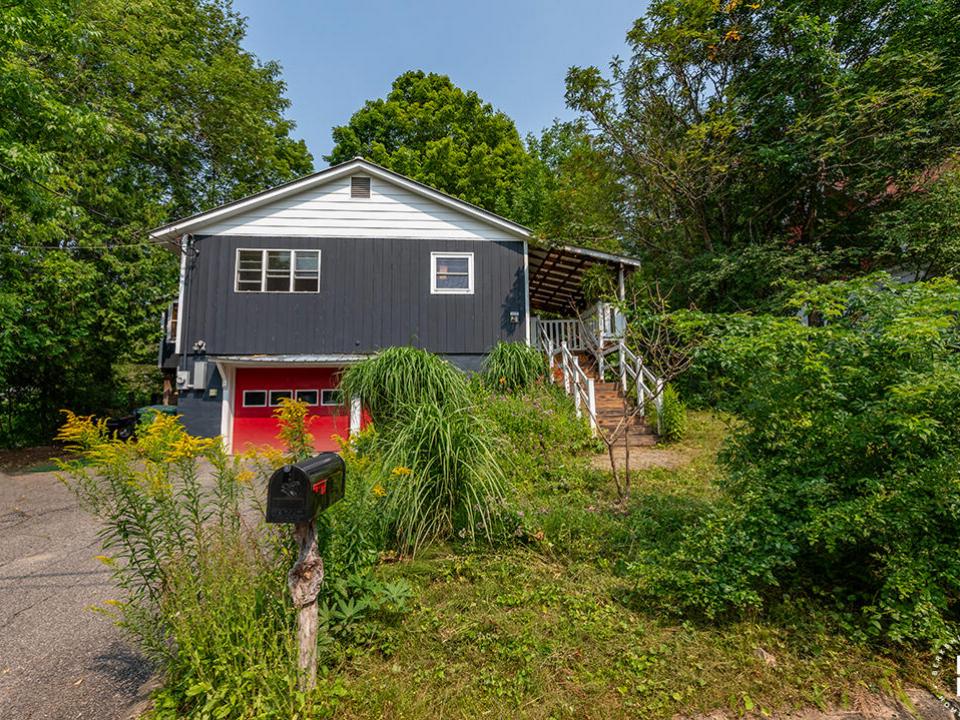 CozySaranacLakeHomeOnJenkins_Exterior_M