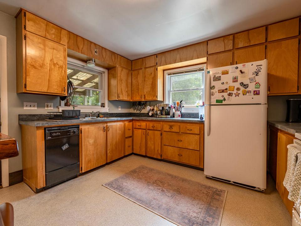 CozySaranacLakeHomeOnJenkins_Kitchen_R