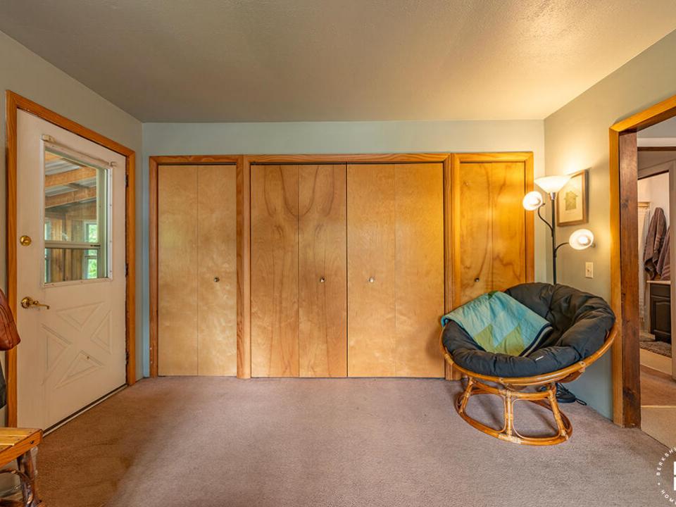 CozySaranacLakeHomeOnJenkins_LR_Storage