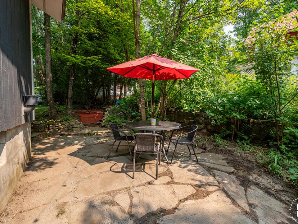 CozySaranacLakeHomeOnJenkins_Patio_HotTu