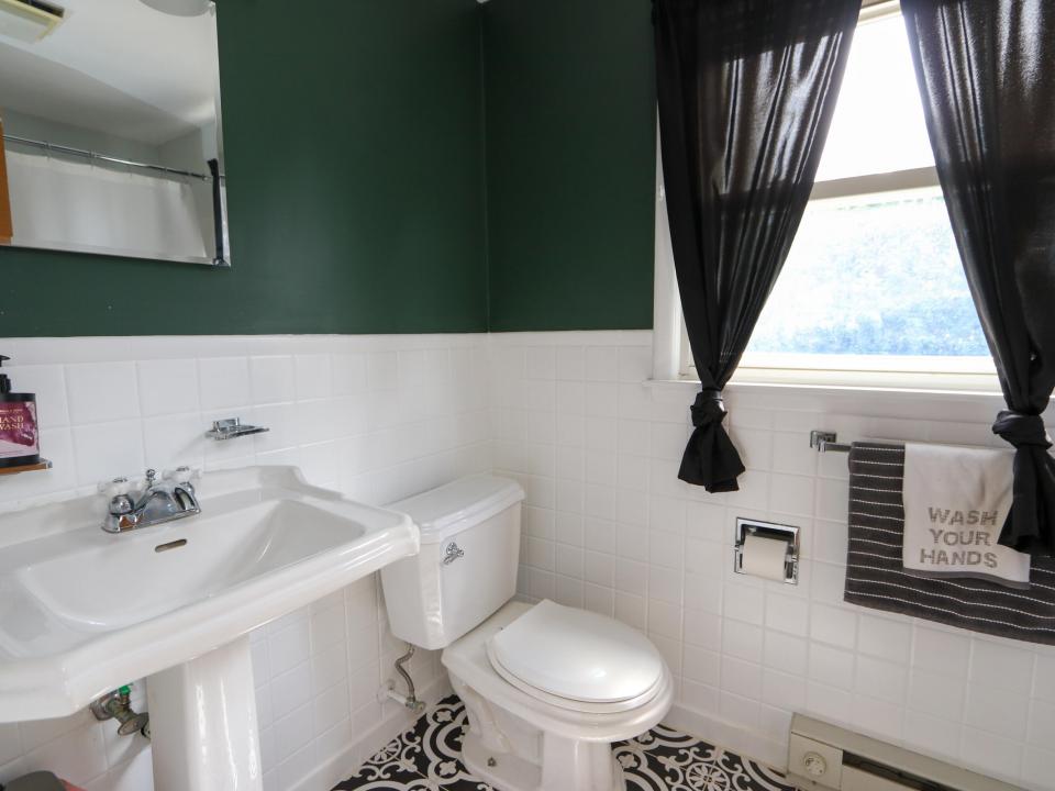 Full Bathroom-Level 2