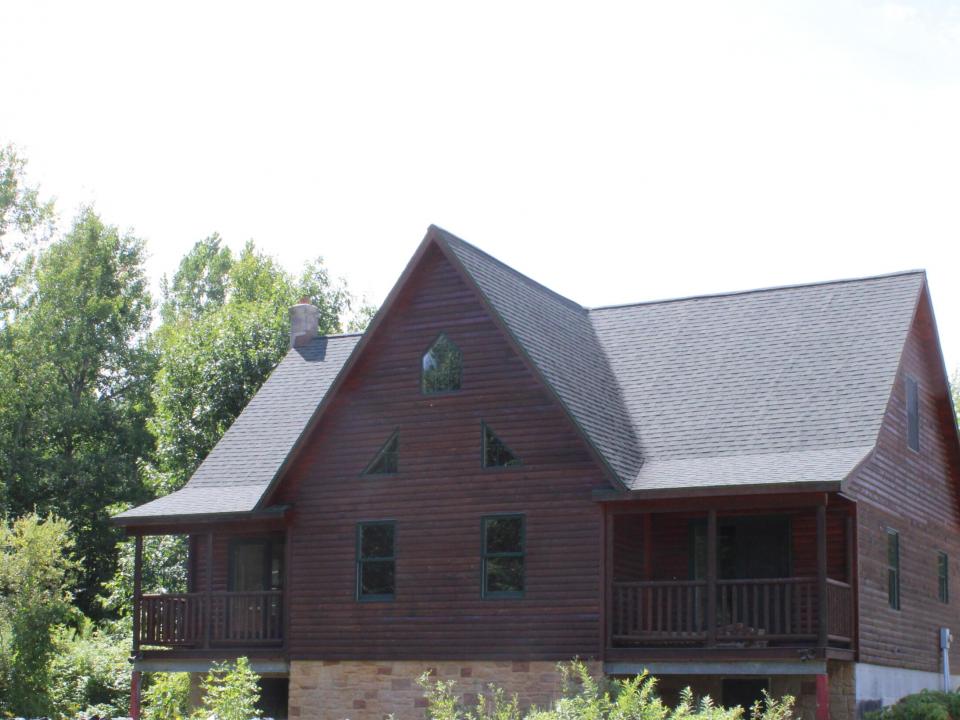 Front view/Exposed basement side Front view/Exposed basement side