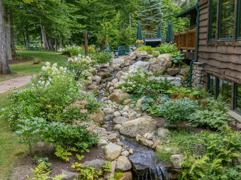 ForsthausInLakePlacid_A_Waterfall_V