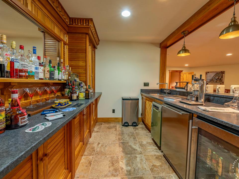 ForsthausInLakePlacid_Bar_Behind
