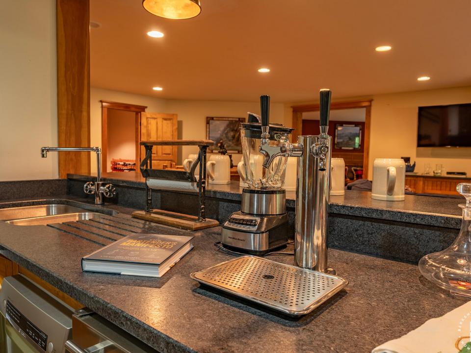 ForsthausInLakePlacid_Bar_Taps