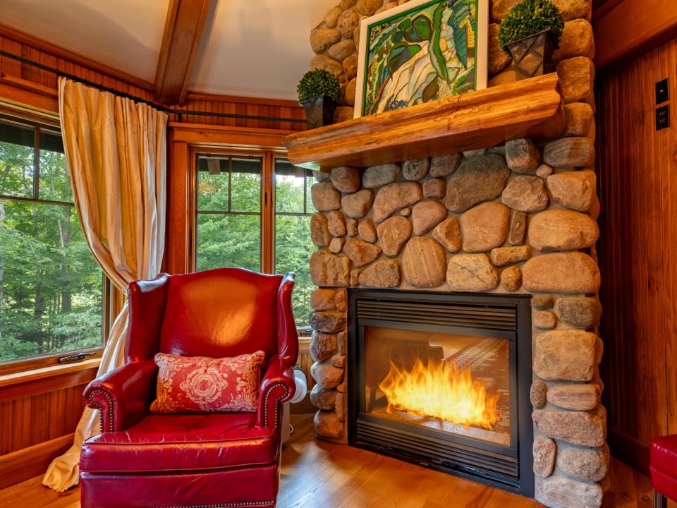 ForsthausInLakePlacid_Bedroom1_Fireplace