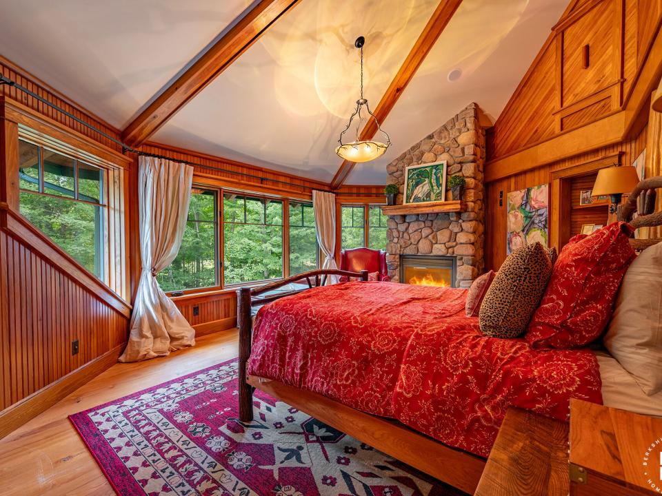 ForsthausInLakePlacid_Bedroom1_From_Door