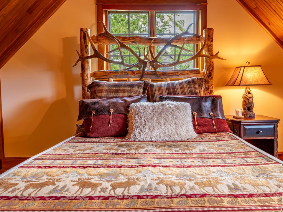 ForsthausInLakePlacid_Bedroom2_Bed