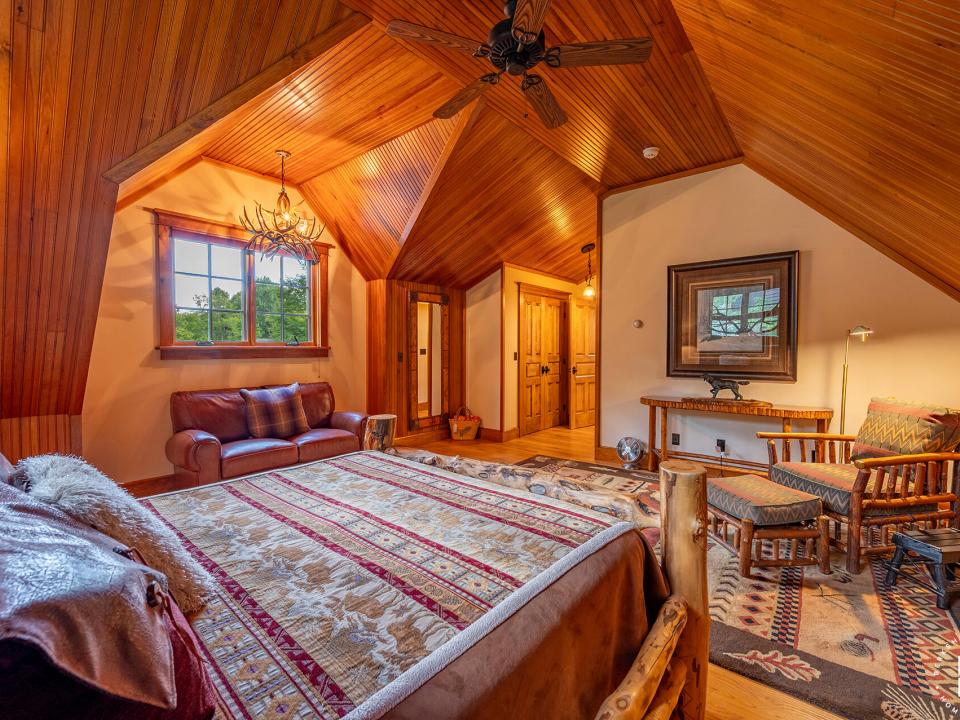 ForsthausInLakePlacid_Bedroom2_Couch