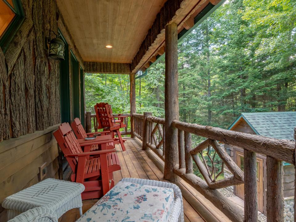 ForsthausInLakePlacid_CoveredPorch