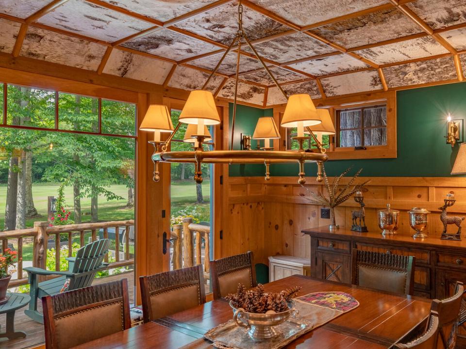 ForsthausInLakePlacid_DiningRoom_Chandel