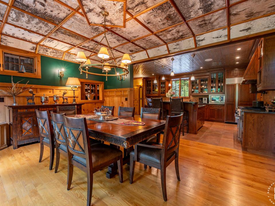 ForsthausInLakePlacid_DiningRoom_Kitchen