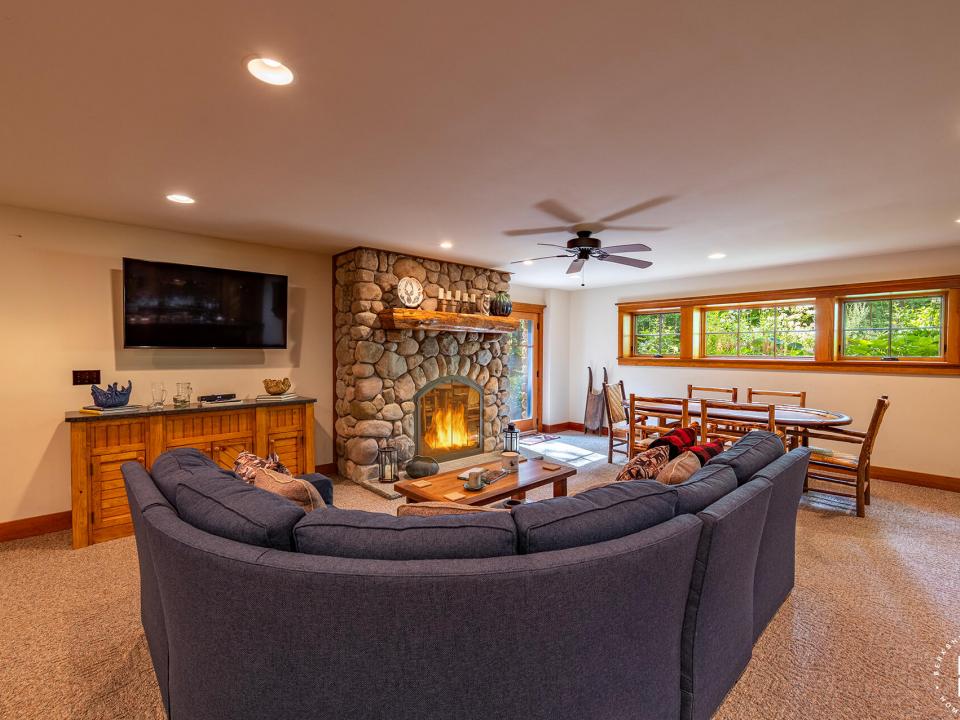 ForsthausInLakePlacid_EntertainmentRoom_