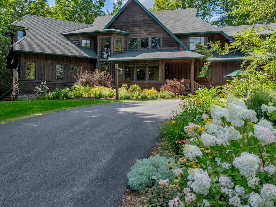 ForsthausInLakePlacid_Exterior_Flowers_V