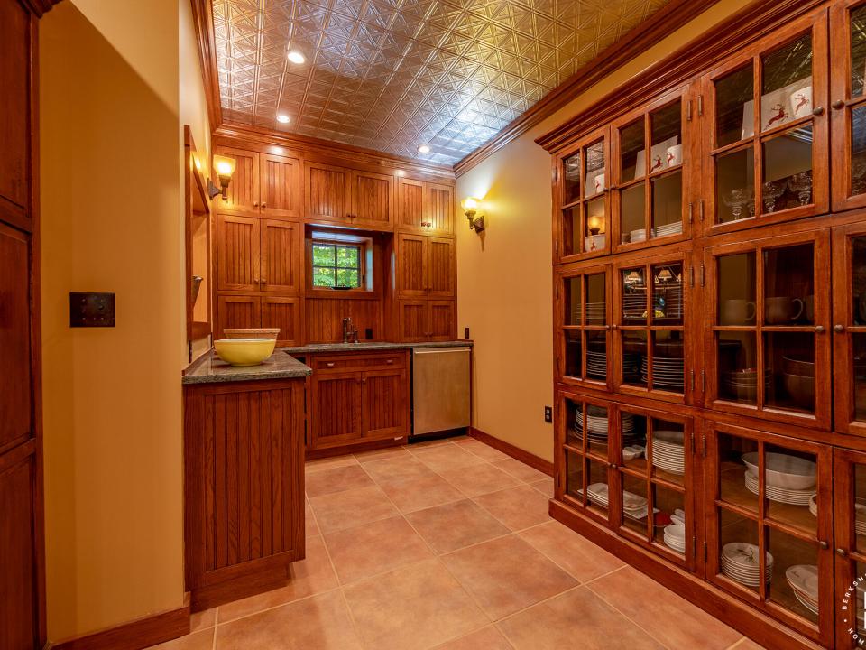 ForsthausInLakePlacid_Kitchen_Storage
