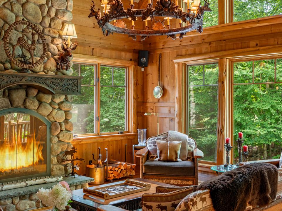 ForsthausInLakePlacid_LivingRoom_Chandel