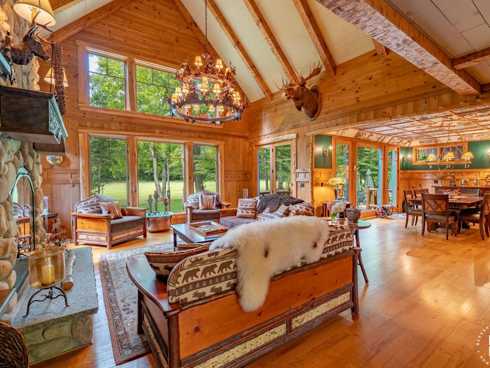 ForsthausInLakePlacid_LivingRoom_DiningR