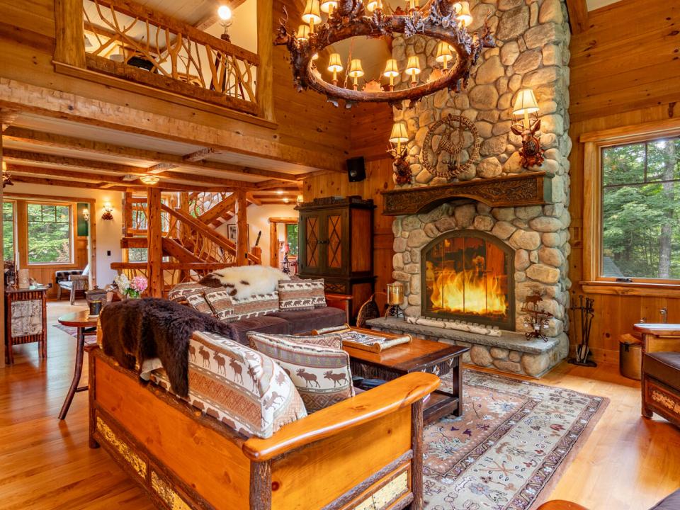 ForsthausInLakePlacid_LivingRoom_To_Loft
