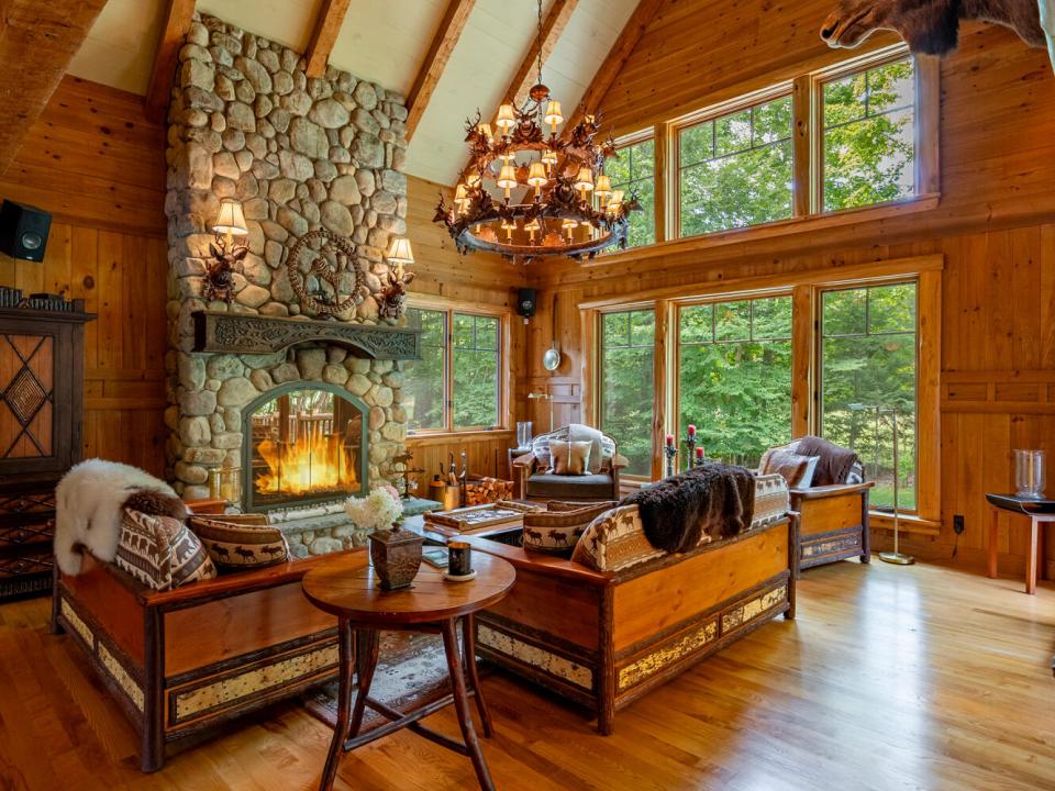 ForsthausInLakePlacid_LivingRoom_Windows