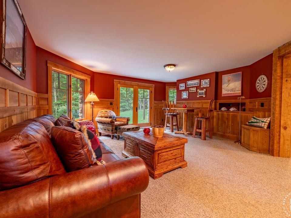 ForsthausInLakePlacid_LowerLevel_Den_L