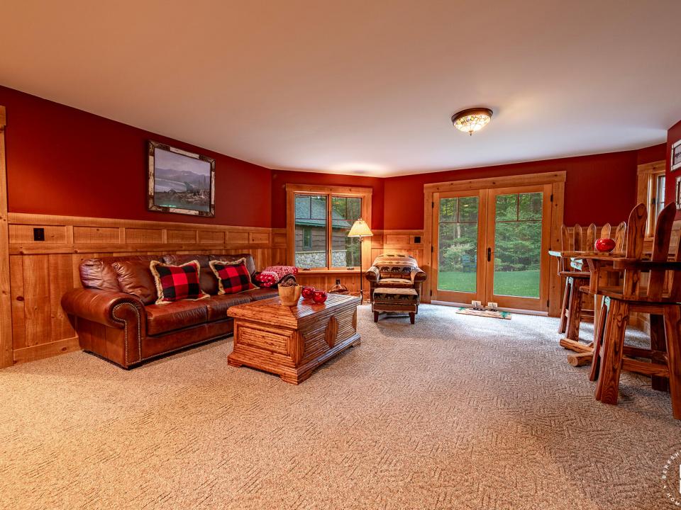 ForsthausInLakePlacid_LowerLevel_Den_R
