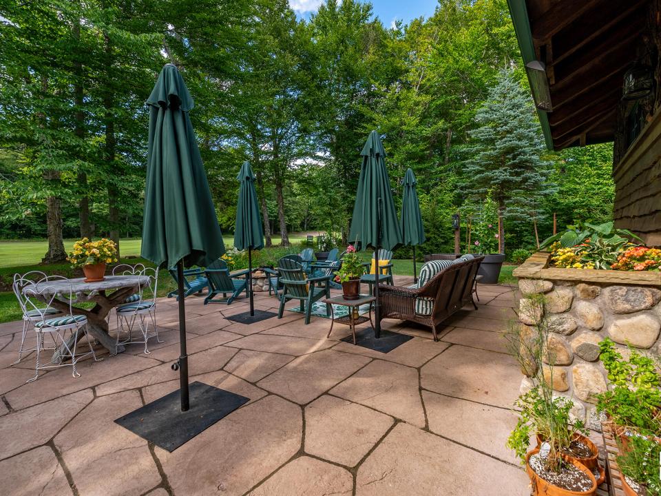 ForsthausInLakePlacid_Patio_L