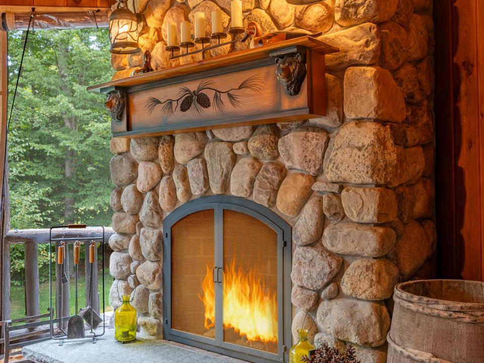 ForsthausInLakePlacid_ScreenedPorch_Fire
