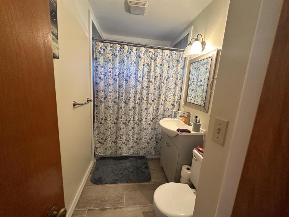 33 North Bend St bath