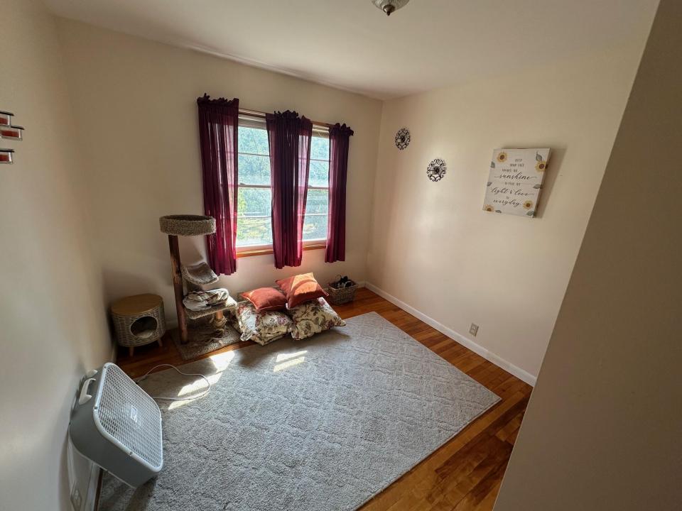 33 North Bend St bed 3