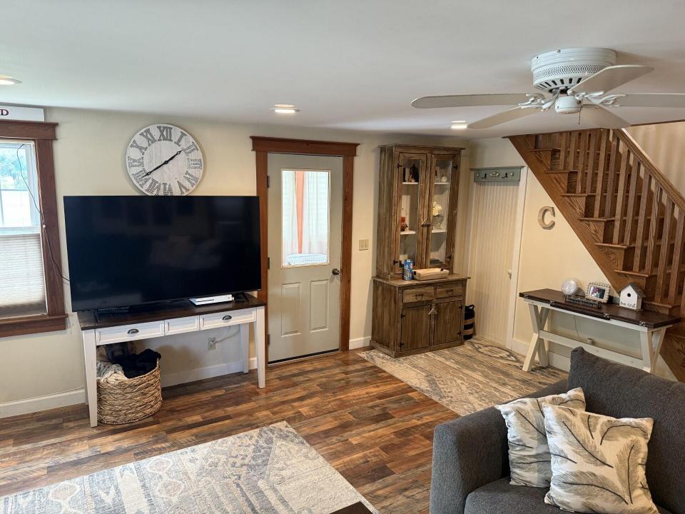 From LR into side entranceway