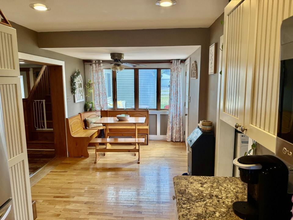 eat in kitchen area2
