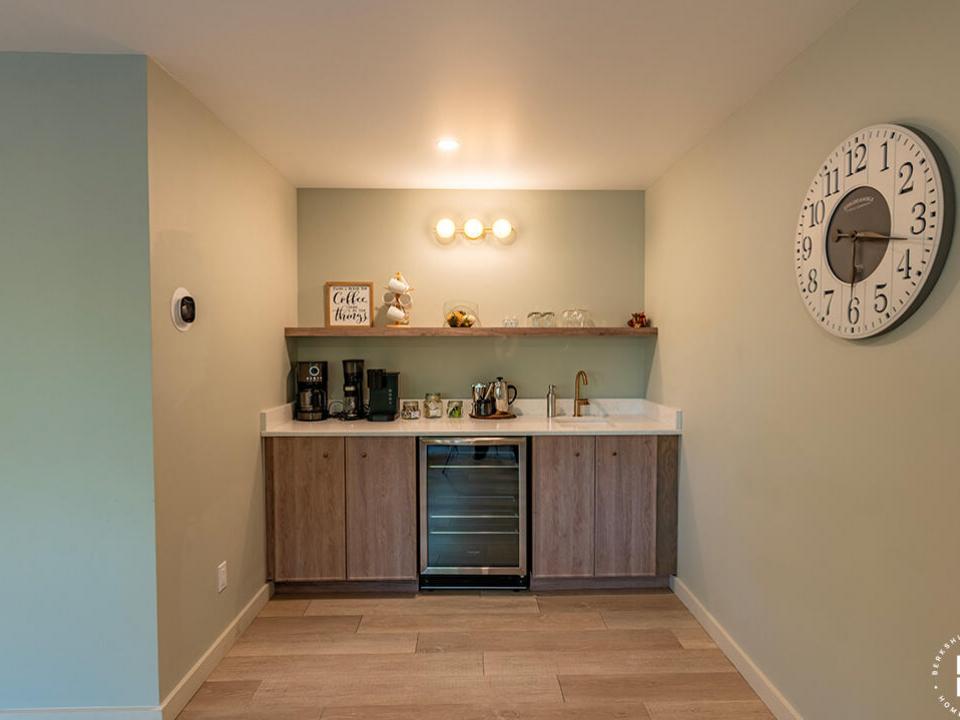 JayHomeOnSignor_WetBar