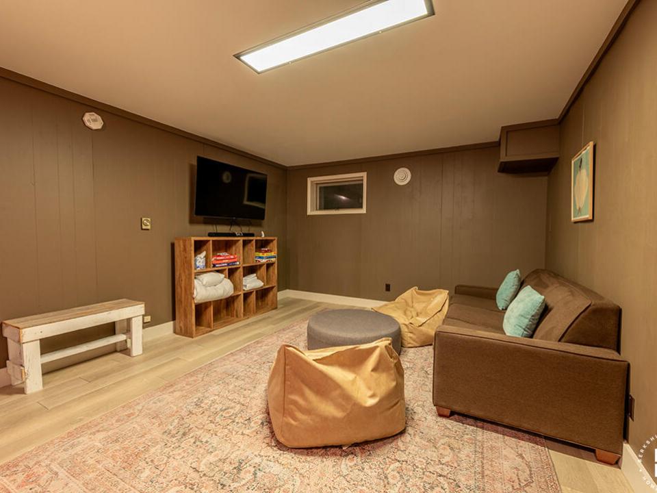 JayHomeOnSignor_TheatreRoom