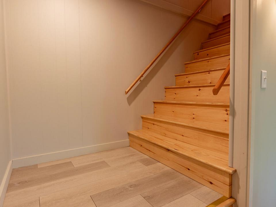 JayHomeOnSignor_Stairway_Bottom