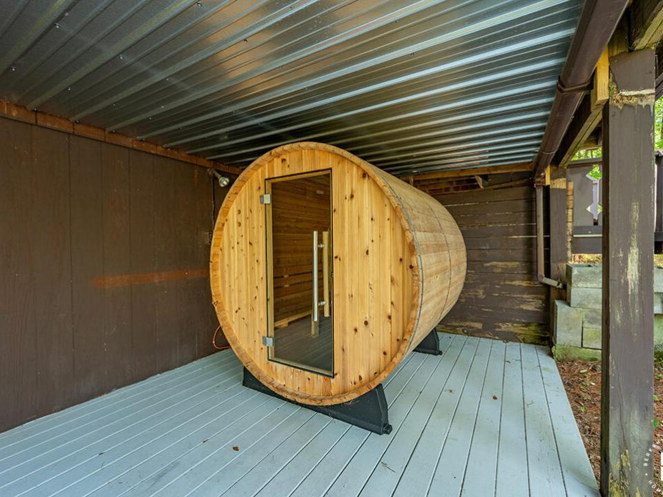 JayHomeOnSignor_Sauna