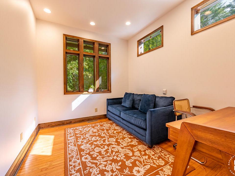 JayHomeOnSignor_Office JayHomeOnSignor_Office