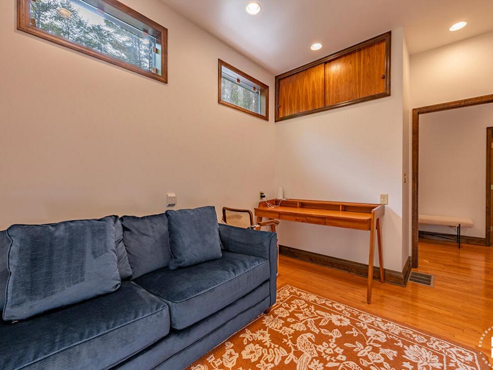 JayHomeOnSignor_Office_Desk